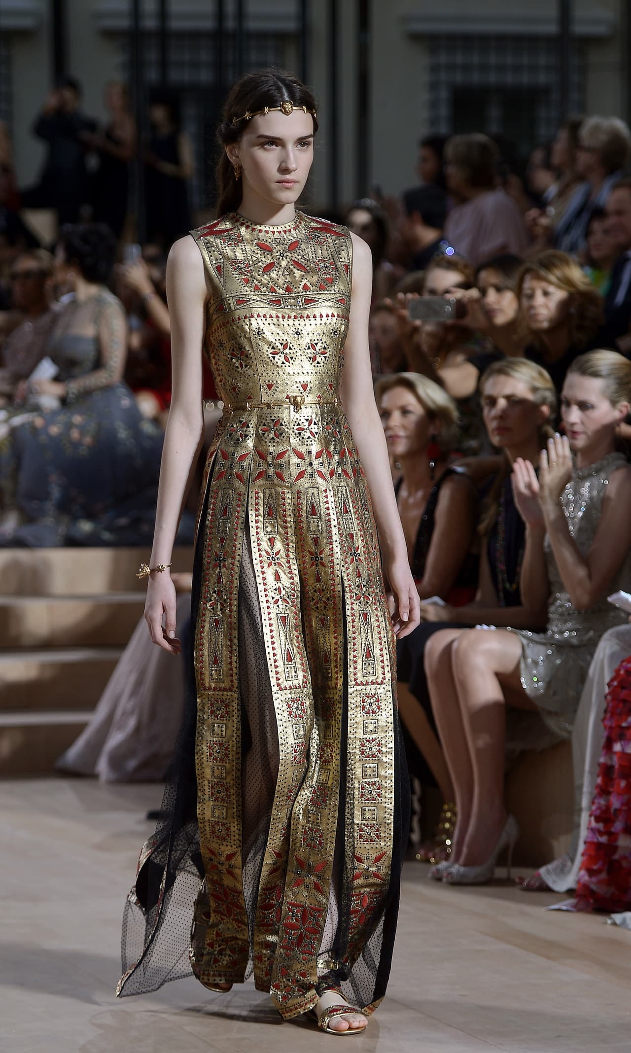 Valentino robó la respiración de muchos con sus glamurosos y fantásticos diseños inspirados en la Roma antigua.