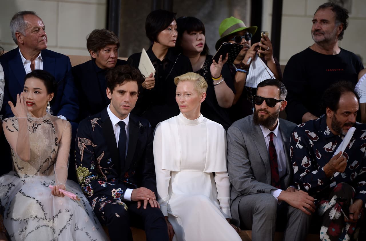 Los invitados especiales a su pasarela no pudieron faltar. En el ‘front row’ se encontraba la actriz Tilda Swinton y el cantante Mika.