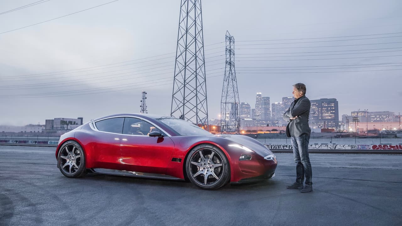 Henrik Fisker pone en juego su futuro y su prestigio sobre las cuatro ruedas del EMotion sedan. Se trata de un hermoso vehiculo de 4 puertas con 
<b>tracción integral </b>que cuenta con tecnología de avanzada que incluye una prometedora 
<b>batería de estado sólido</b> que aún es parte de los planes futuros del fabricante y que sería la primera de uso en movilidad automotriz. Pero mientras esto no ocurra, el EMotion utilizará una batería convencional de iones de litio. Se espera que la batería de estado sólido comenzará a ser ofrecida en 2020.