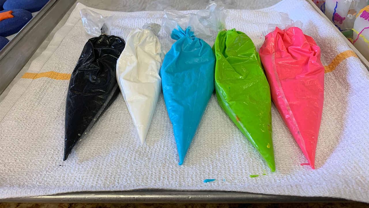 Los colores son esenciales para la decoración de las galletas en esta temporada en que los Astros de Houston van camino a la Serie Mundial.