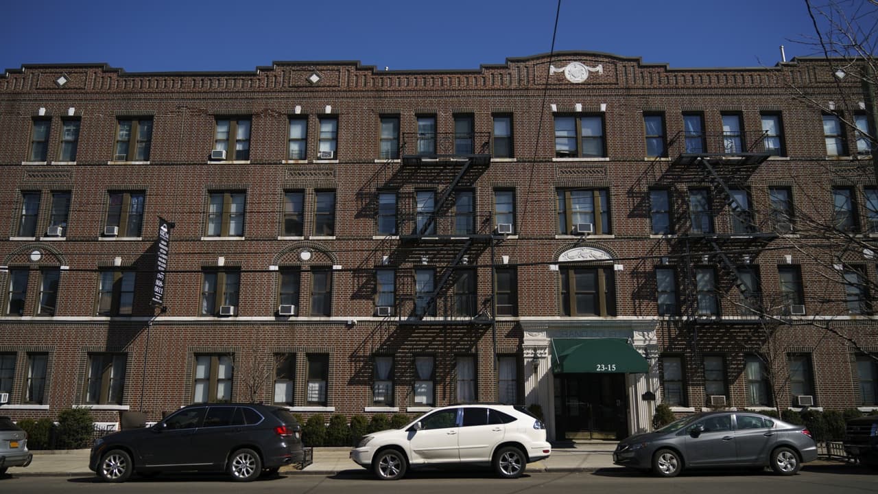 Juez bloquea temporalmente nueva ley que elimina pagos a los “brokers” en Nueva York