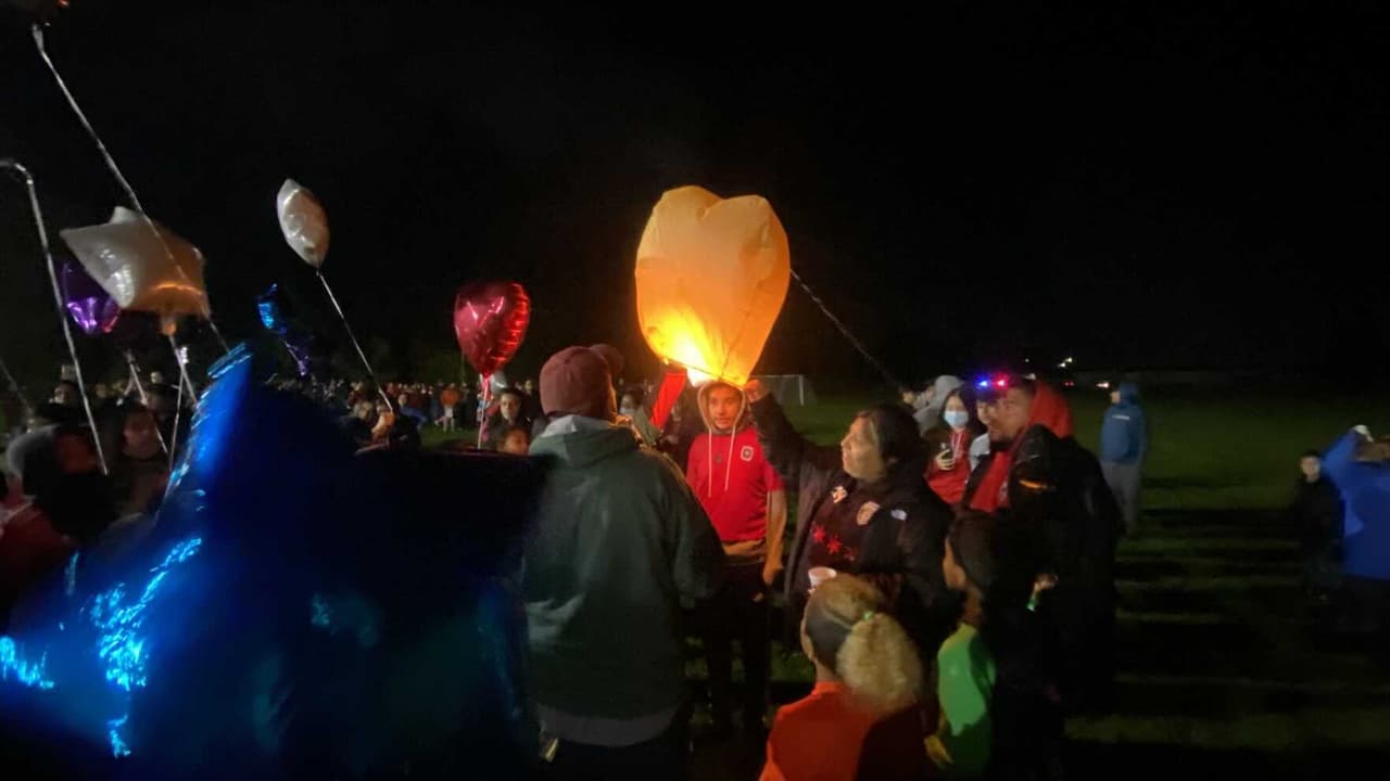 Momentos en que los participantes en la vigilia para Gio León preparaban el lanzamiento de una linterna y globos para recordar al pequeño víctima de un atropellamiento en Chicago Heights.