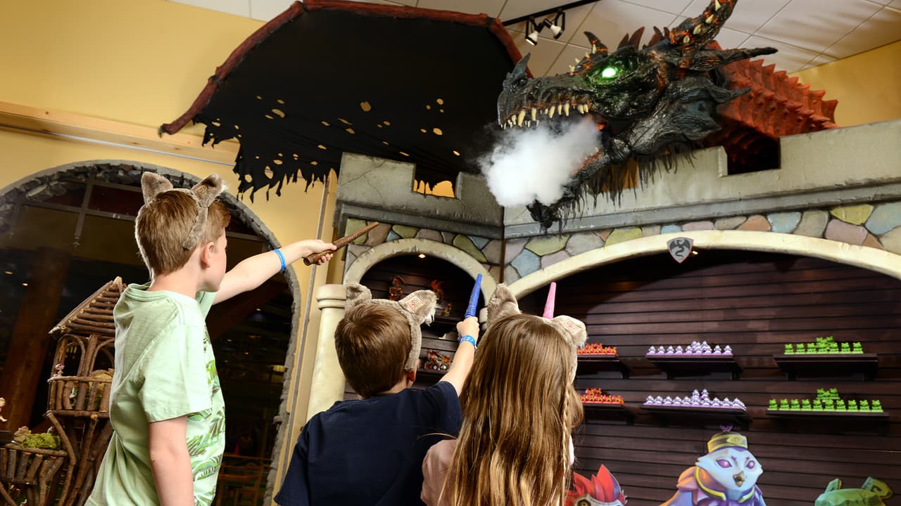 Además de disfrutar de las piscinas, los niños tendrán una atracción donde podrán jugar con dragones y duendes usando varitas mágicas.