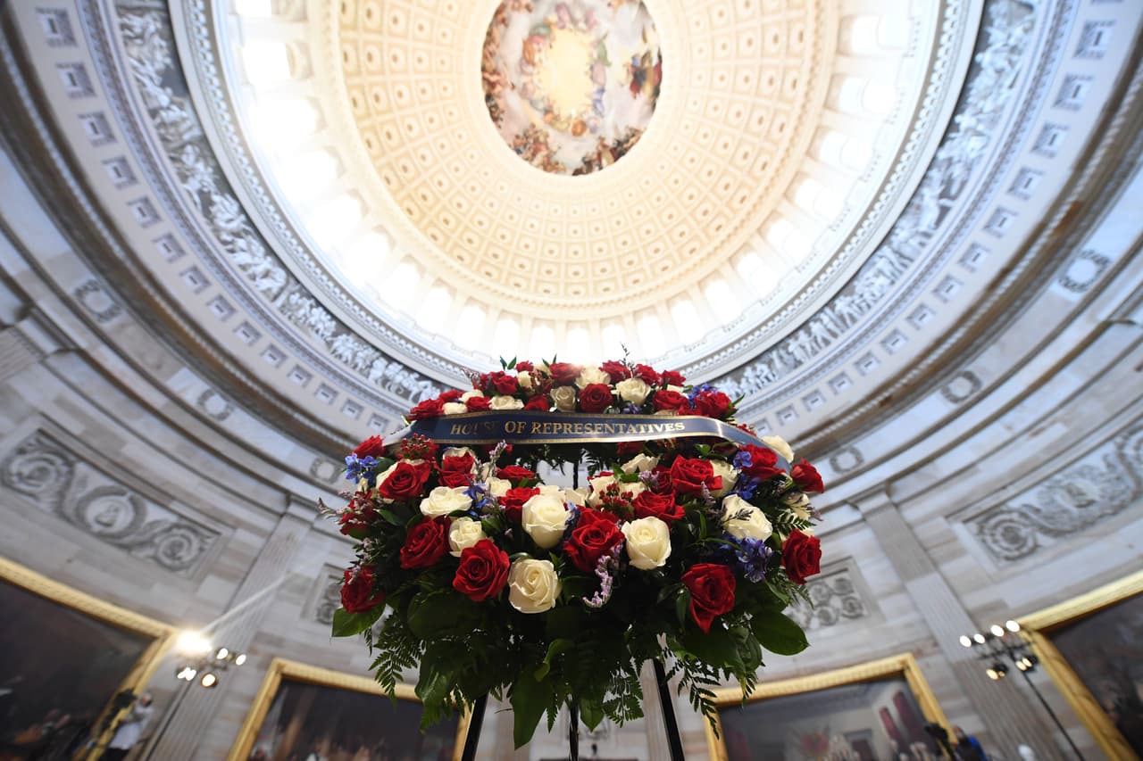Una corona de flores a nombre de los representantes de Estados unidos al centro de la rotonda del Capitolio, antes de la llegada de los resto de Lewis.