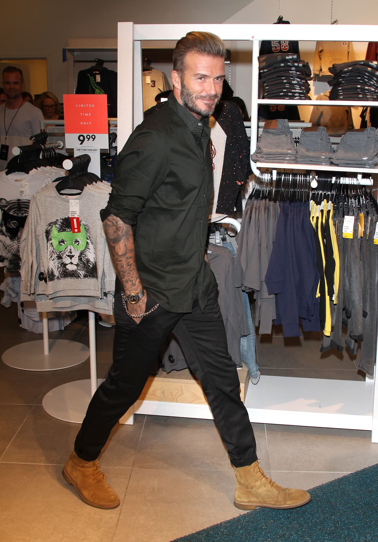 David recorrió la tienda de Los Ángeles.