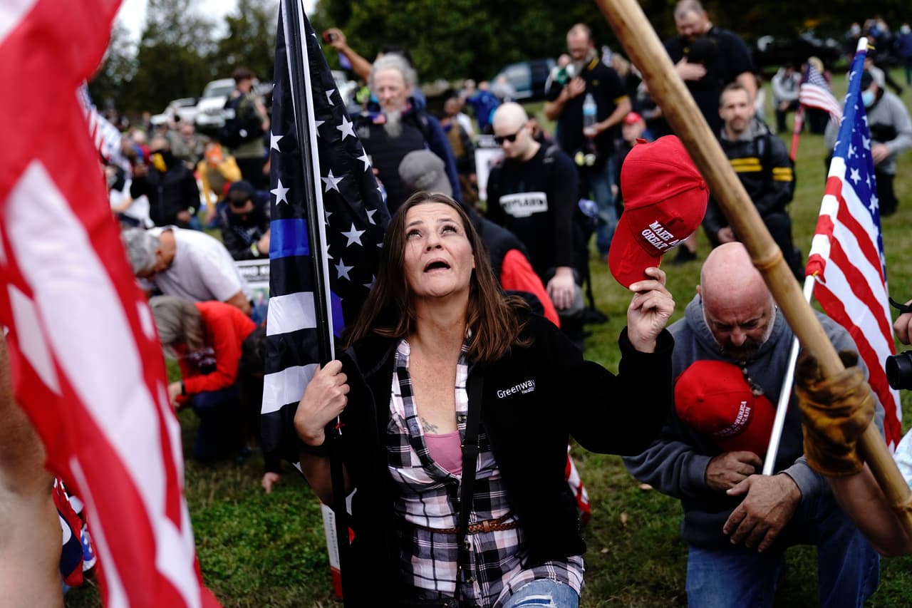Luego de la declaración de estado de emergencia por parte de la gobernadora, Kate Brown, la seguridad de Portland 
<b>está a cargo este sábado de la policía estatal y la oficina del sheriff del Condado de Multnomah. </b>En imagen, una mujer se arrodilla junto a otros miembros de los Proud Boys mientras rezan mirando al cielo. 
<br>