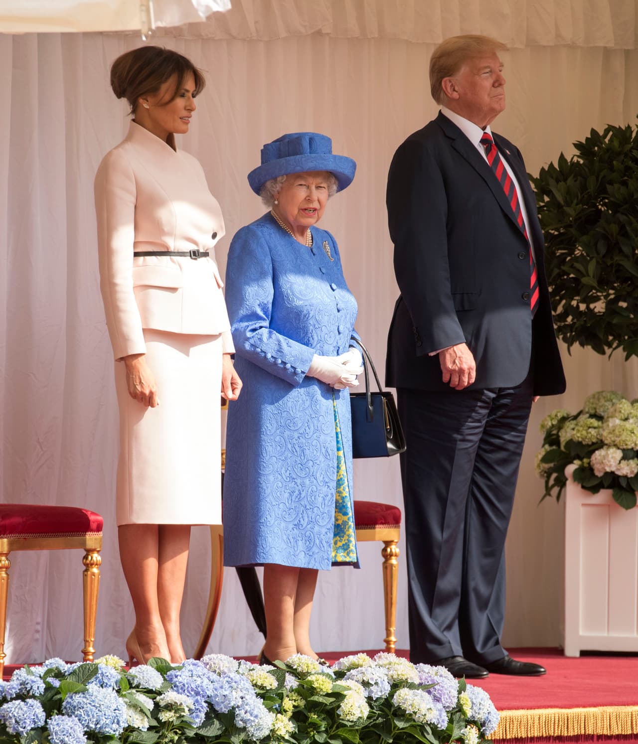 Según el documento compartido por la reportera, Trump y su esposa Melania almozarán con la reina en un encuentro privado, después harán un recorrido por la Abadía de Westminster y luego realizarán una visita a la Tumba del Soldado Desconocido, junto con el Príncipe Andrew.
<br>