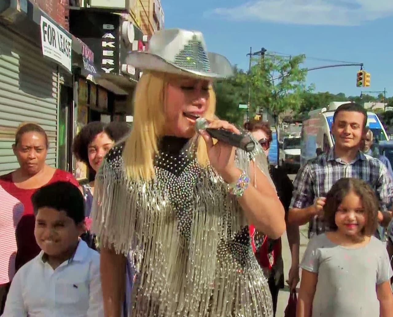 Desde Nueva York, la doble de 'La tesorito' cantó 'Dos mujeres y un camino'. En el set se impresionaron al saber que Laura Martínez ha realizado la parodia de la artista mexicana por más de 30 años.