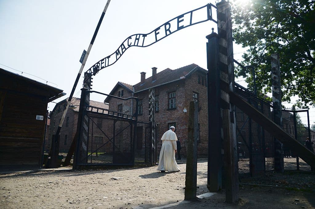 El papa argentino entró a pie y atravesó solo y en silencio la puerta de entrada, sobre la cual reza la inscripción en alemán Arbeit macht frei (El trabajo hace libre), con la que los nazis recibían a los deportados