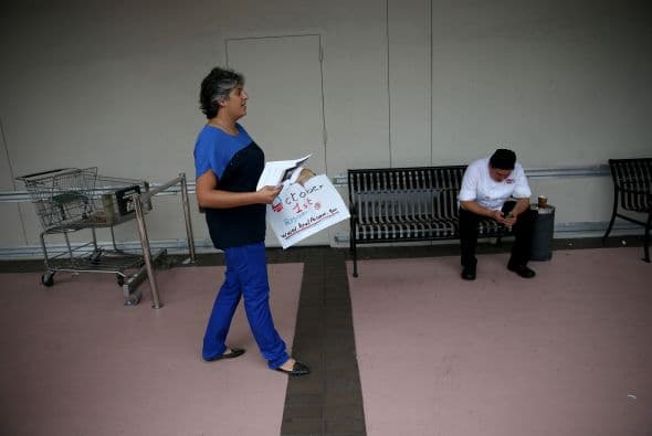 Entre las organización están Organizing for Action, un grupo activista que también ha tomado la iniciativa de ayudar a la gente con el sistema comúnmente conocido como Obamacare. Aquí se ven visitando un centro comercial en el Doral este septiembre pasado.