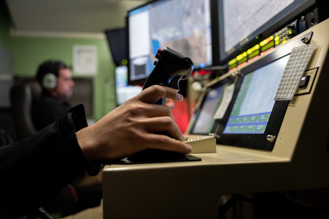 Un piloto de drones de la Oficina de Aduanas y Protección Fronteriza (CBP) de EE.UU. vuela un MQ-9 Reaper sobre la frontera entre EE. UU. en Fort Huachuca, Arizona. Agentes de interdicción aérea de CBP con Operaciones Aéreas y Marinas de EE. UU. (AMO) pilotean los drones de vigilancia desde la base para interceptar inmigrantes que cruzan ilegalmente desde México hacia áreas remotas y escarpadas del sureste de Arizona.