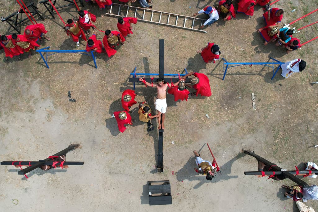 Antes de su crucifixión en una colina polvorienta, Enaje y los demás devotos, llevando coronas espinosas, cargaron pesadas cruces de madera sobre sus espaldas durante más de media milla y bajo un calor abrasador.