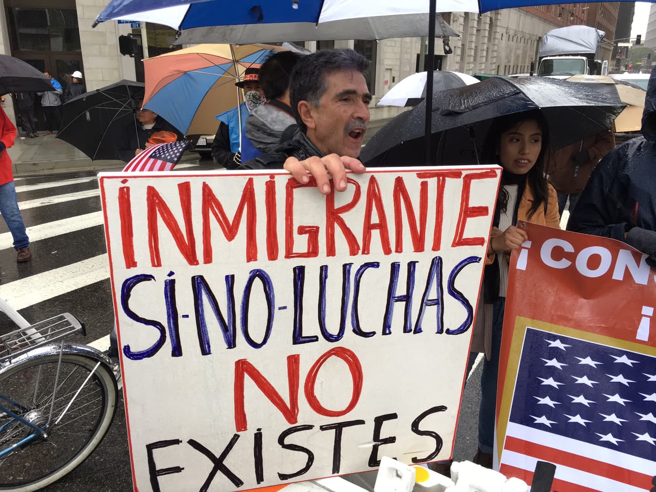 Un hispano grita consignas contra el plan migratorio del presidente Trump.