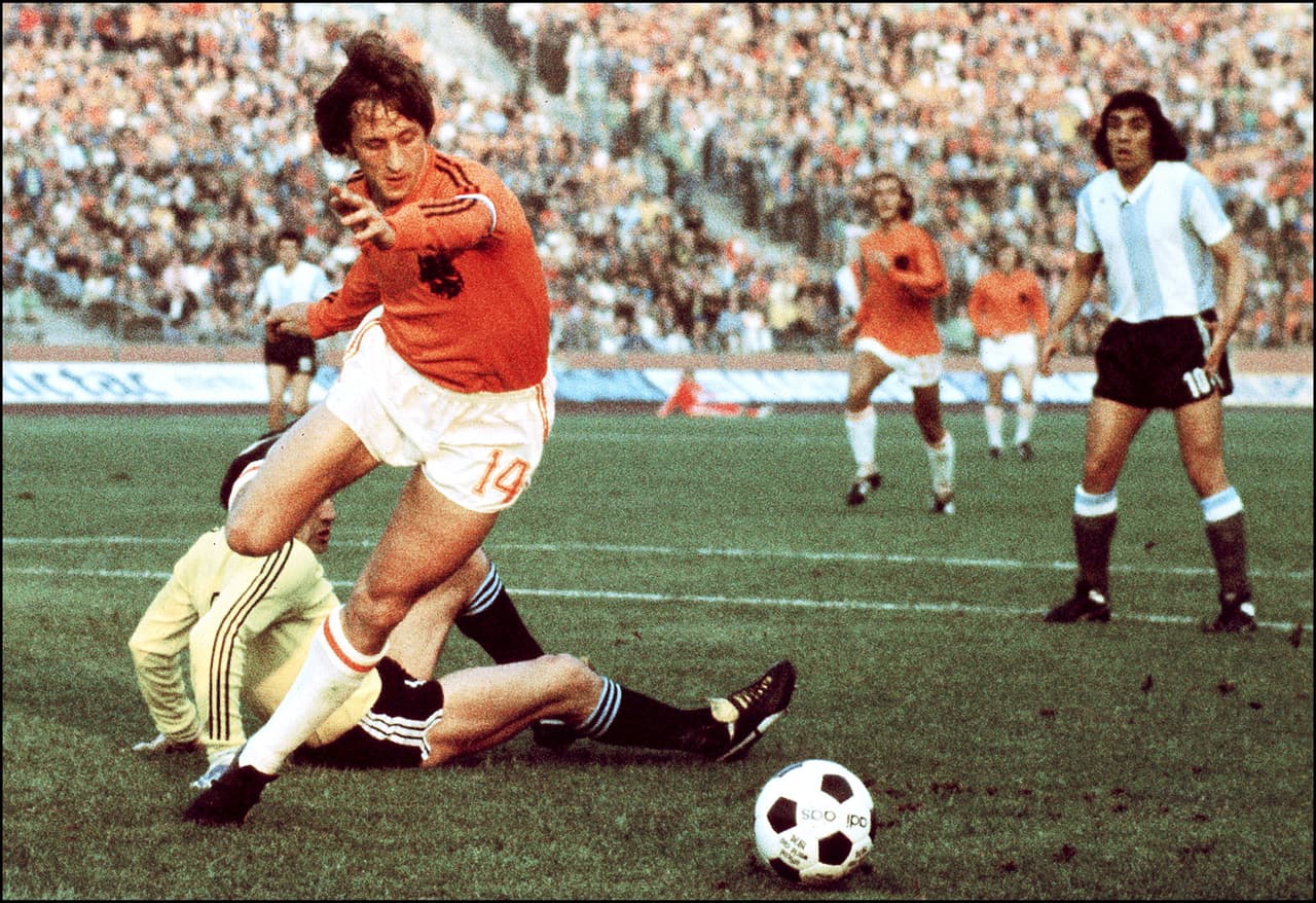 Cruyff fue el líder supremo de la 'Naranja Mecánica', apodo con el que se conoció a Holanda en la década de los años 70 gracias a su fútbol total.