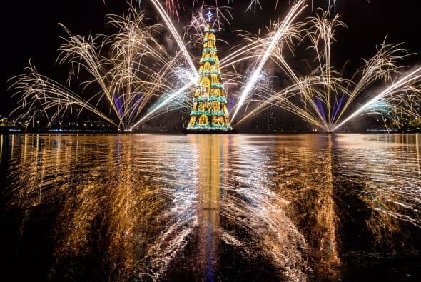 Su altura es de alrededor de 278 pies (85 metros) de altura y es un hermoso árbol navideño flotante iluminado por 3.1 millones de luces.