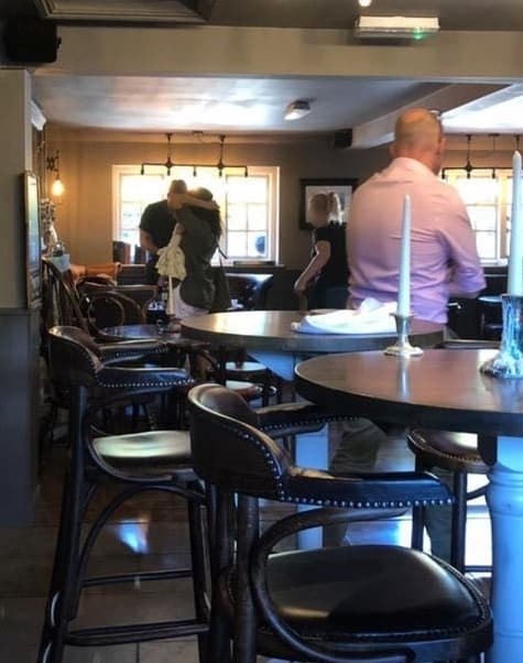 De acuerdo a TMZ, los duques y su hijo llegaron al lugar acompañados de 
<b><a href="https://www.univision.com/famosos/meghan-markle-y-el-principe-harry-tienen-un-nuevo-secreto-y-es-de-seguridad-nacional-fotos" target="_blank">dos guardias de seguridad</a>. </b>Ese portal también reiteró que Archie estuvo muy tranquilo durante la estadía de dos horas que tuvieron él y sus padres en dicho pub. Los datos coinciden con el relato que hizo el testigo consultado por The Sun cuando se informó de la visita a finales de agosto.