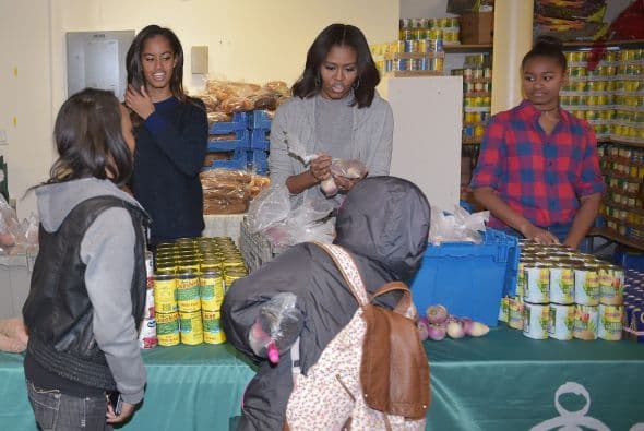 Los Obama llevaron comida a los necesitados