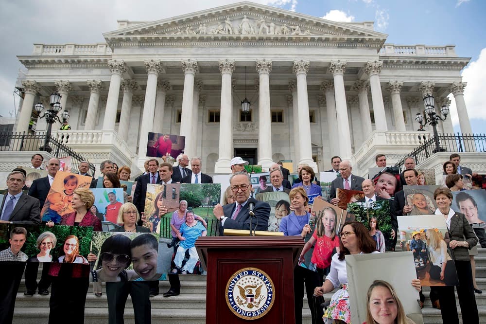 Republicanos se ven obligados a retrasar el voto sobre la ley de salud por una creciente oposición dentro del partido