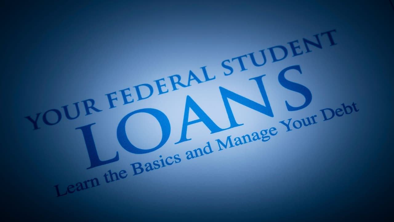 Según el plan, los prestatarios de préstamos estudiantiles federales obtendrán un descanso más en los pagos mensuales, que la administración Biden ha suspendido durante dos años debido a la pandemia. Esta pausa se extenderá por el resto de 2022, dijo la administración, y los pagos se reanudarán en enero de 2023.