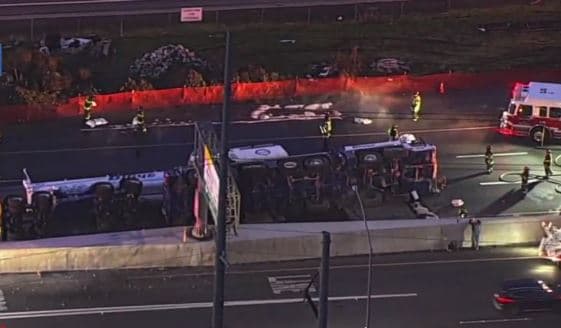 Volcadura de camión cargado de combustible cierra la autopista 237 en dirección este en San José