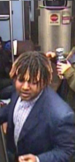 Imágenes captadas en cámaras de seguridad difundidas por la policía de Chicago para identificar a señalados.