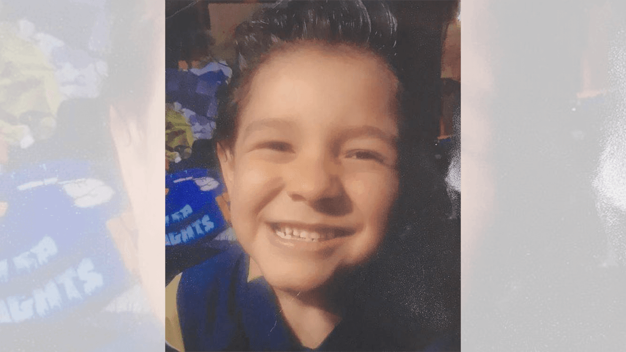 <a href="https://www.univision.com/local/los-angeles-kmex/mama-y-tia-se-declaran-no-culpables-por-el-asesinato-de-duke-flores">Duke Flores</a> de 6 años desapareció dos semanas antes de 30 de abril en Apple Valle. Tanto la madre del menor, Jakee Contreras, como la tía, Jennifer Contreras fueron arrestadas por presunta responsabilidad en la 
<a href="https://www.univision.com/local/los-angeles-kmex/intensifican-la-busqueda-del-nino-de-6-anos-de-edad-que-desaparecio-en-apple-valley">desaparición del menor</a> y ahora enfrentan cargos por su asesinato.