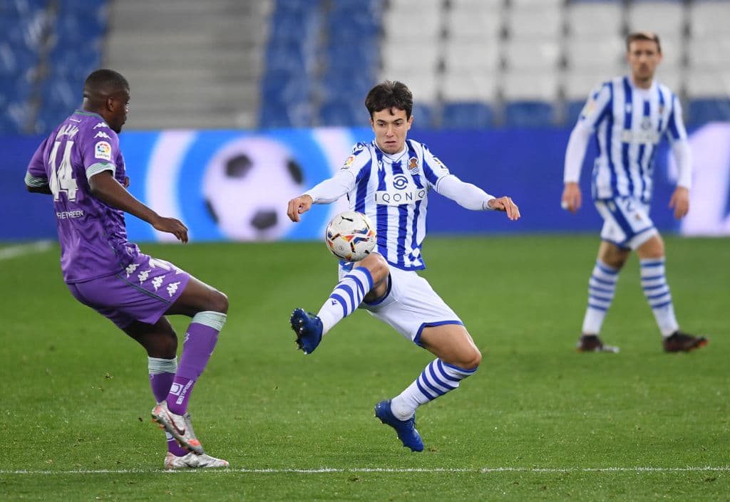 Real Sociedad y Betis igualaron a dos tantos en Anoeta. Llegaron a 31 y 27 unidades.