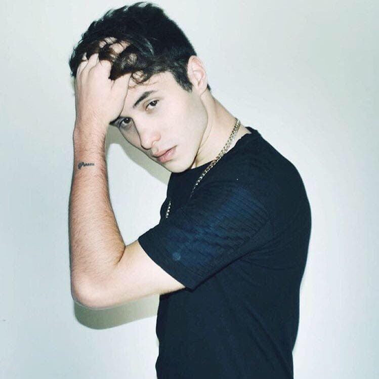 También ya se puedes disfrutar del video musical en donde aparecen cantantes como ATL.