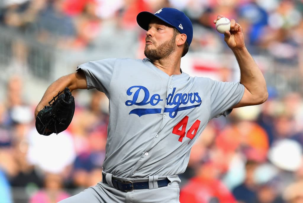 En el segundo inning, el abridor de los Dodgers Rich Hill retiró en orden su tanda: Flowers, Inciarte y Culberson. Tiró 4.1 entradas, dio cinco boletos, ponchó a tres, salió sin decisión.