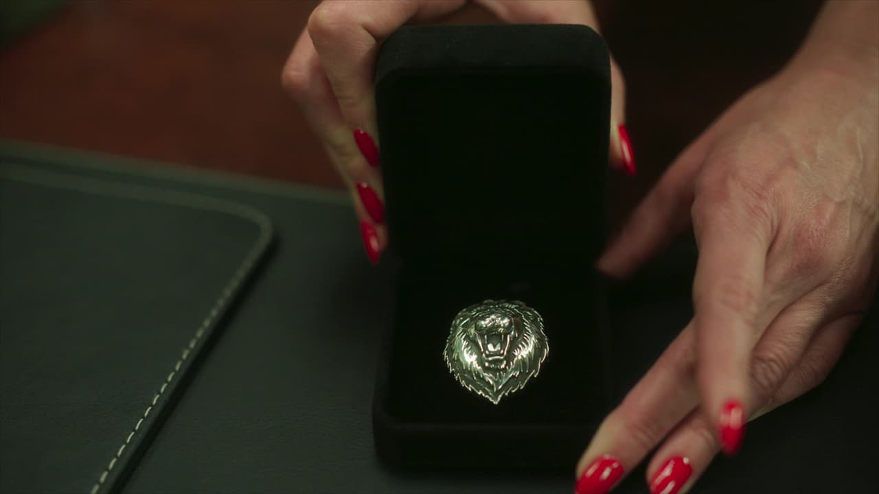 Leonel usa un broche de león en su boda con Alba.