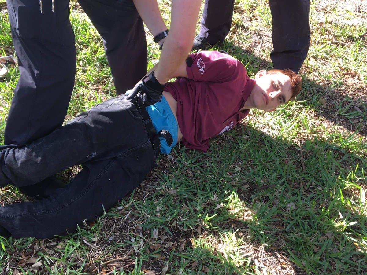 Nikolas Cruz estaba vestido con el uniforme de la secundaria Marjory Stoneman Douglas de Parkland, Florida. Luego de la matanza intentó mezclarse con los estudiantes que huían despavoridos de la escuela, según relató CNN citando fuentes policiales. La autoridades lograron identificarlo y arrestarlo a pocas cuadras del ataque.