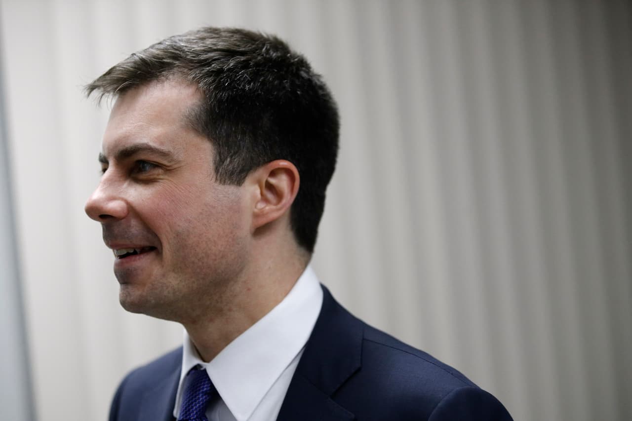 Buttigieg le responde al conservador Limbaugh: "Amo a mi esposo y no voy a aceptar sermones sobre valores familiares"