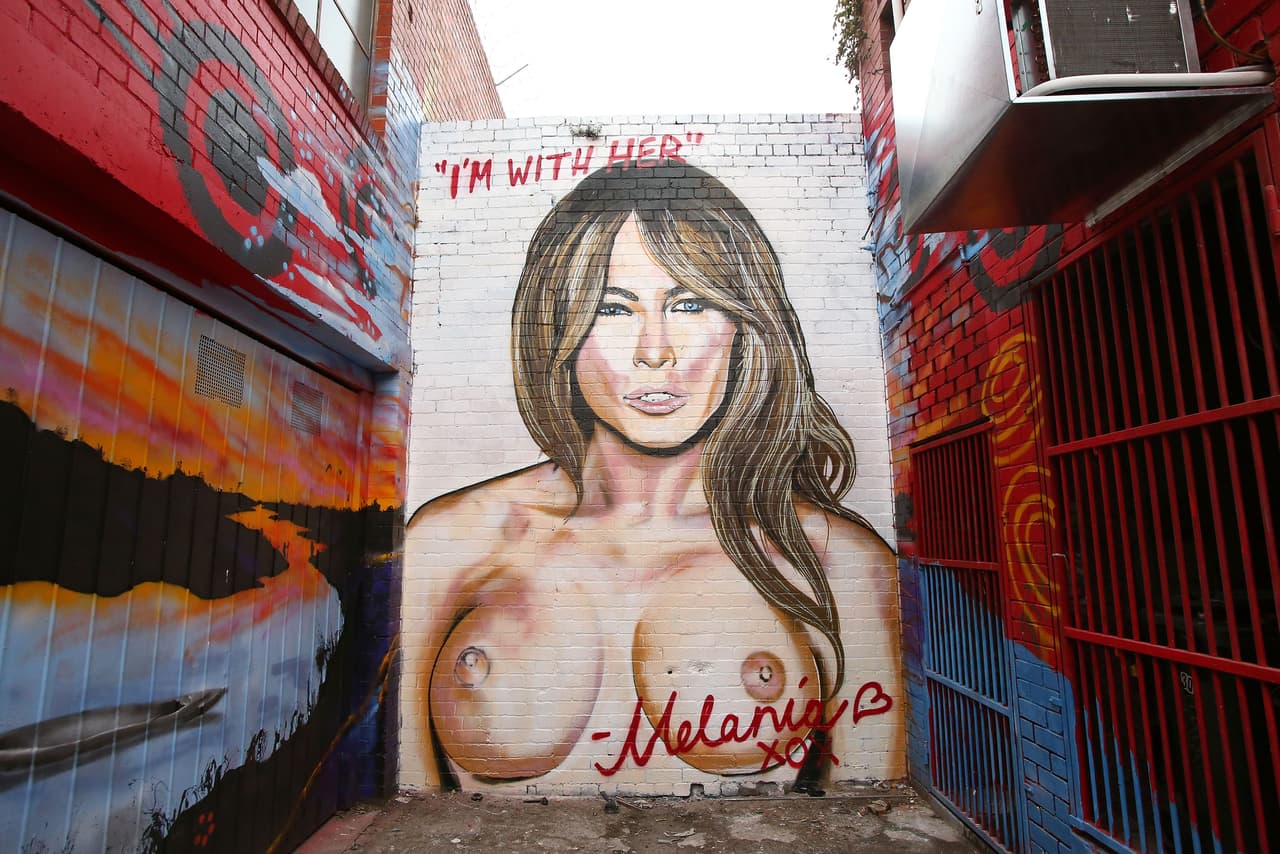 Un mural en un callejón de Melbourne, Australia, con la imagen de la esposa del candidato Trump, Melania, pintado por el artista Lushsux.