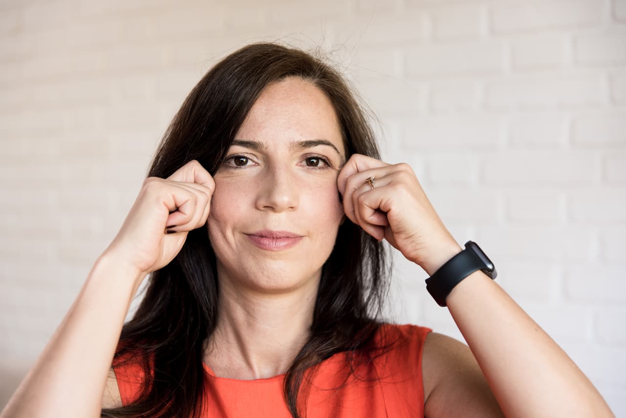 "Igual que el cuerpo necesita ejercicio regular para mantenerse fuerte y tonificado, los 57 músculos de la cara y el cuello también tienen que ser ejercitados", dice Scavone. "A medida que se vuelven más fuertes a través del ejercicio, los músculos se tonifican, y la piel que está unida a los músculos también se levanta y se tonifica, de ahí la reducción de líneas y arrugas". Los músculos del rostro son mucho más pequeños que los del cuerpo. Esto significa que se tarda mucho menos tiempo en conseguir su tonificación.