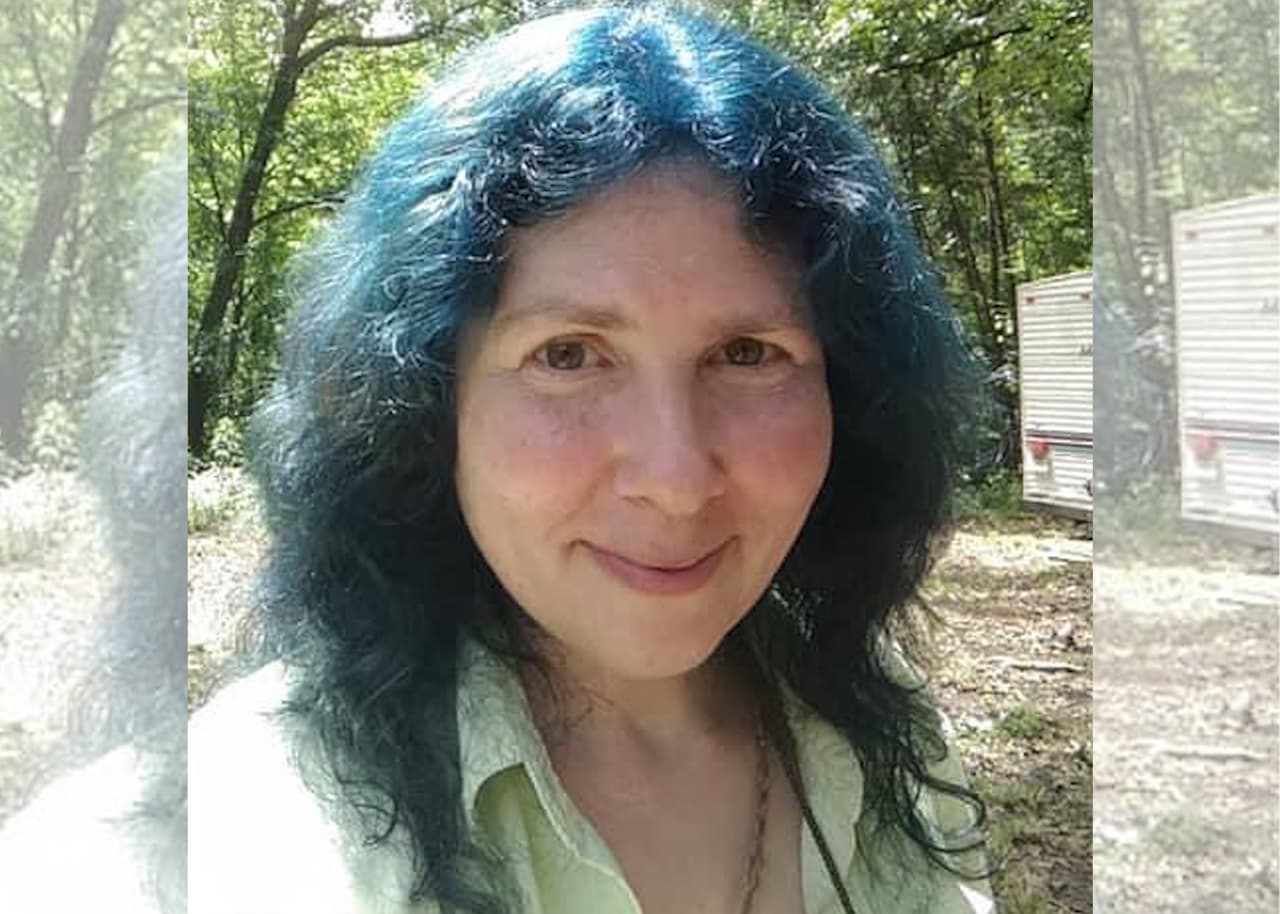 Sandra Johnsen Hughes se encontraba acampando en el Bosque Nacional Sierra, en el condado de Madera, cuando el 26 de junio su familia no supo más de ella. 
<b><a href="https://www.univision.com/local/fresno-kftv/estas-personas-visitaron-el-parque-nacional-yosemite-y-nunca-regresaron-a-sus-casas-fotos">Nunca regresó a su casa. </a></b>