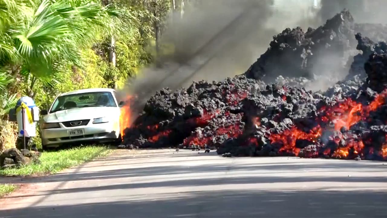 El momento que la lava alcanza un auto que no pudo ser retirado de la trayectoria del río incandescente.