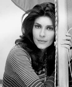 Nacida en Cuba, Siomara Anicia Orama Leal -verdadero nombre de Raquel Olmedo- llegó a México huyendo de la Revolución y se convirtió en estrella de televisión con participaciones en programas como "La cosquilla" y actuando en telenovelas como "Las fieras" o "Doménica Montero". También fue protagonista, al lado de Cantinflas, en "Conserje en Condominio".