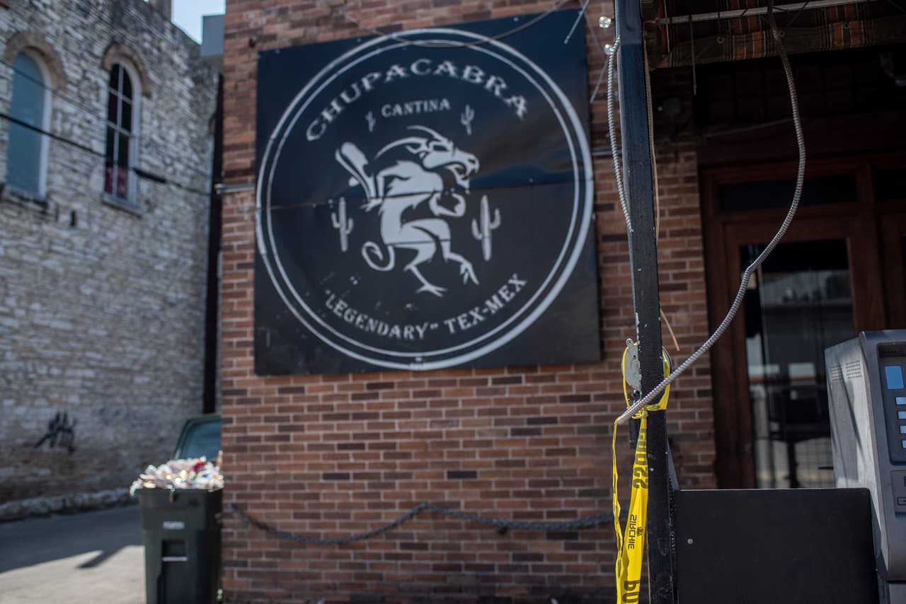 Algunos policías llevaron a los pacientes al hospital debido a lo caótico del lugar del tiroteo, donde era difícil contener a la multitud y llevar ambulancias a los heridos, dijo Chacón.
<br>