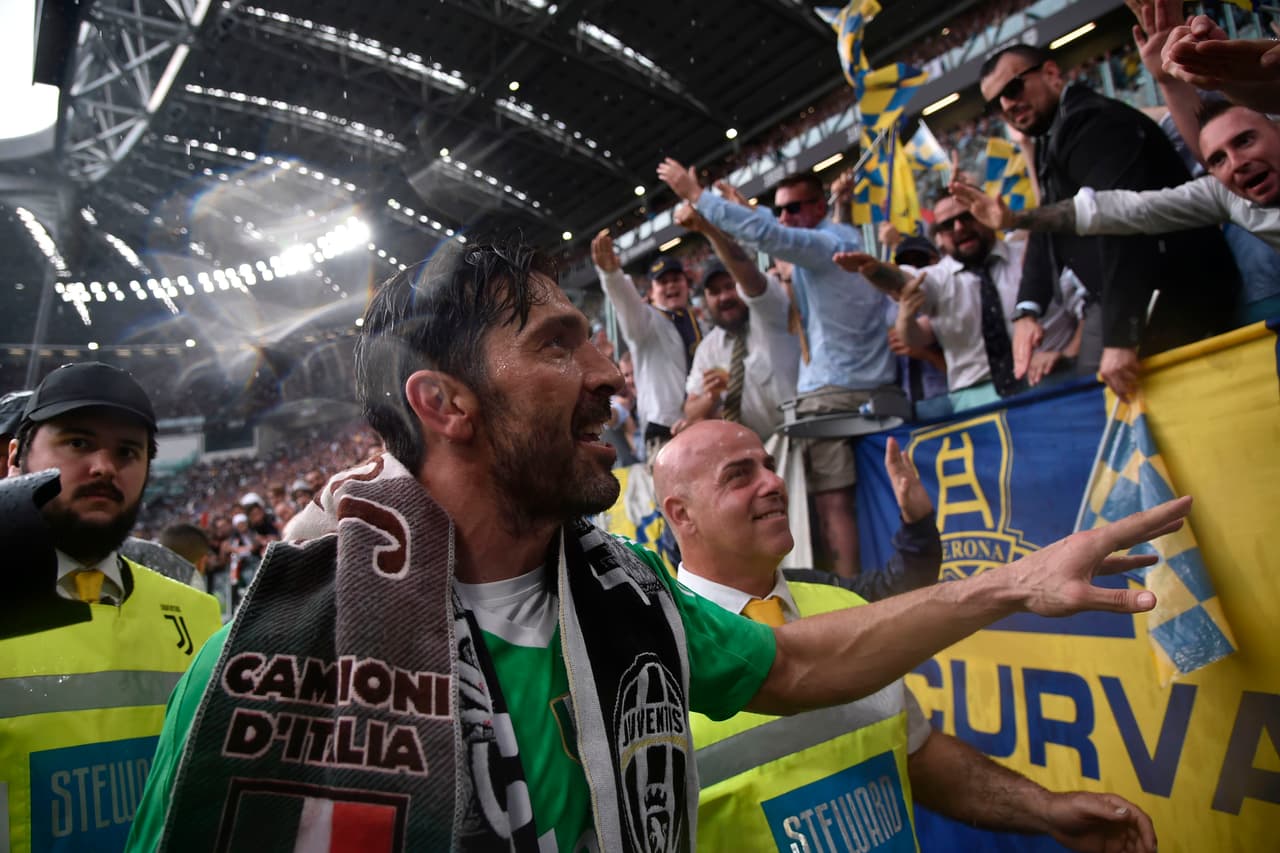 Incluso los colores de un viejo conocido, el Parma, se hicieron presentes por casualidad, aunque el adiós de Juventus sea sin duda el del equipo de sus amores.