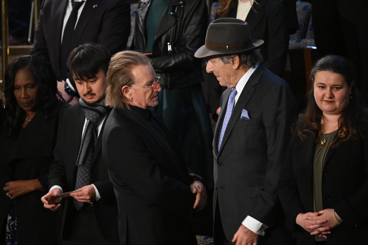 Algunos de los invitados especiales de Biden. De izquierda a derecha: RowVaughn Wells, madre de Tyre Nichols; Brandon Tsay, el joven que desarmó al autor de la masacre de Monterey, California; el vocalista de la banda irlandesa U2, Bono; Paul Pelosi, esposo de la expresidenta de la Cámara de Representantes, Nancy Pelosi y la embajadora de Ucrania en Estados Unidos, Oksana Markarova.