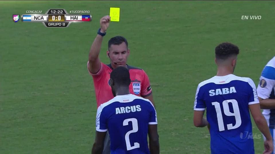 Tarjeta amarilla. El árbitro amonesta a Carlens Arcus de Haiti