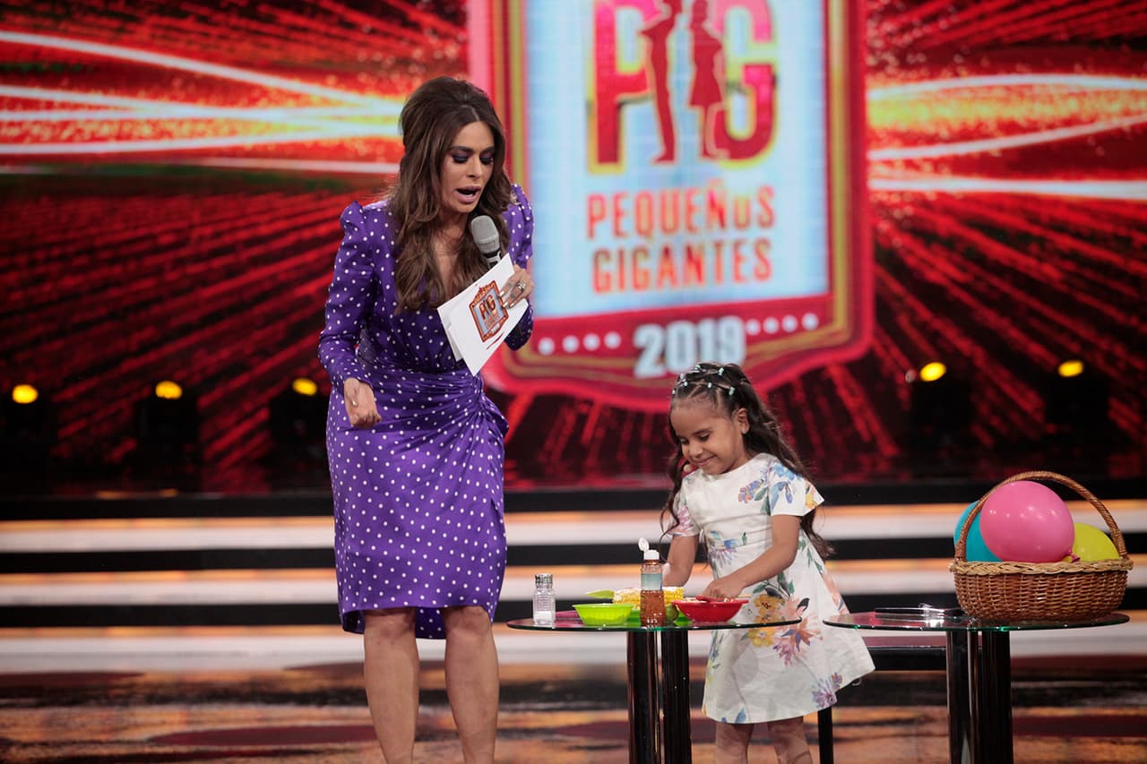 La última capitana en llegar al escenario fue Beba. Gali le pidió que se tomara una selfie divertida con todos los jueces, que subiera zapatos del público al escenario, que dijera tres palabras en inglés, que maquillara a alguien del público, que dijera una frase en náhuatl, que le gritara una porra a los jueces, que preparara un elote y que reventara un globo. Se llevó 48 puntos.