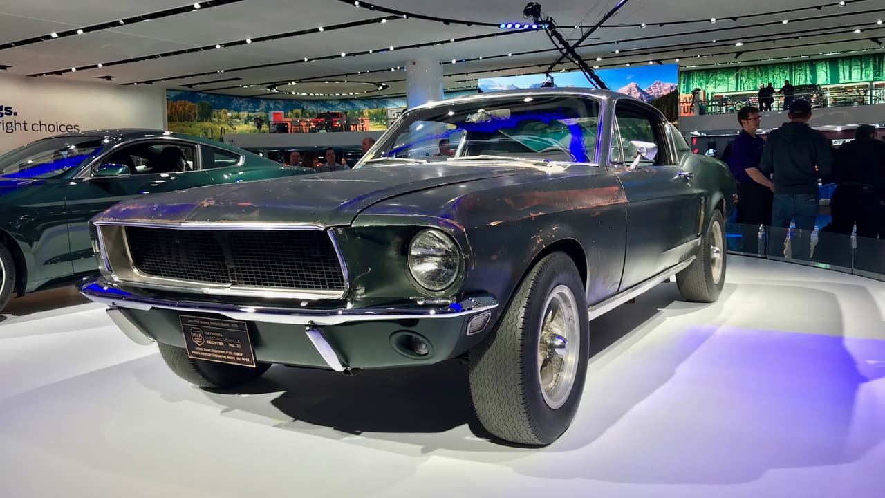 Frank Bullitt era un teniente ficticio del departamento de policía de la ciudad de San Francisco, que se ve enredado en una complicada trama criminal-política en Bullit, un filme ya histórico estrenado en octubre de 1968. Bullit fue protagonizado por Steve McQueen cuya afición a los automóviles rápidos y poderosos lo hicieron ideal para una película llena de escenas de acción sobre ruedas. Sin embargo McQueen tiene un importante rival en el filme, el 
<b>Ford Mustang GT fastback 1968 color verde 'Highlander Green' </b>con que Frank Bullit persigue y es perseguido por unos asesinos a sueldo en una de las persecuciones cinematográficas más célebres en la historia del cine.