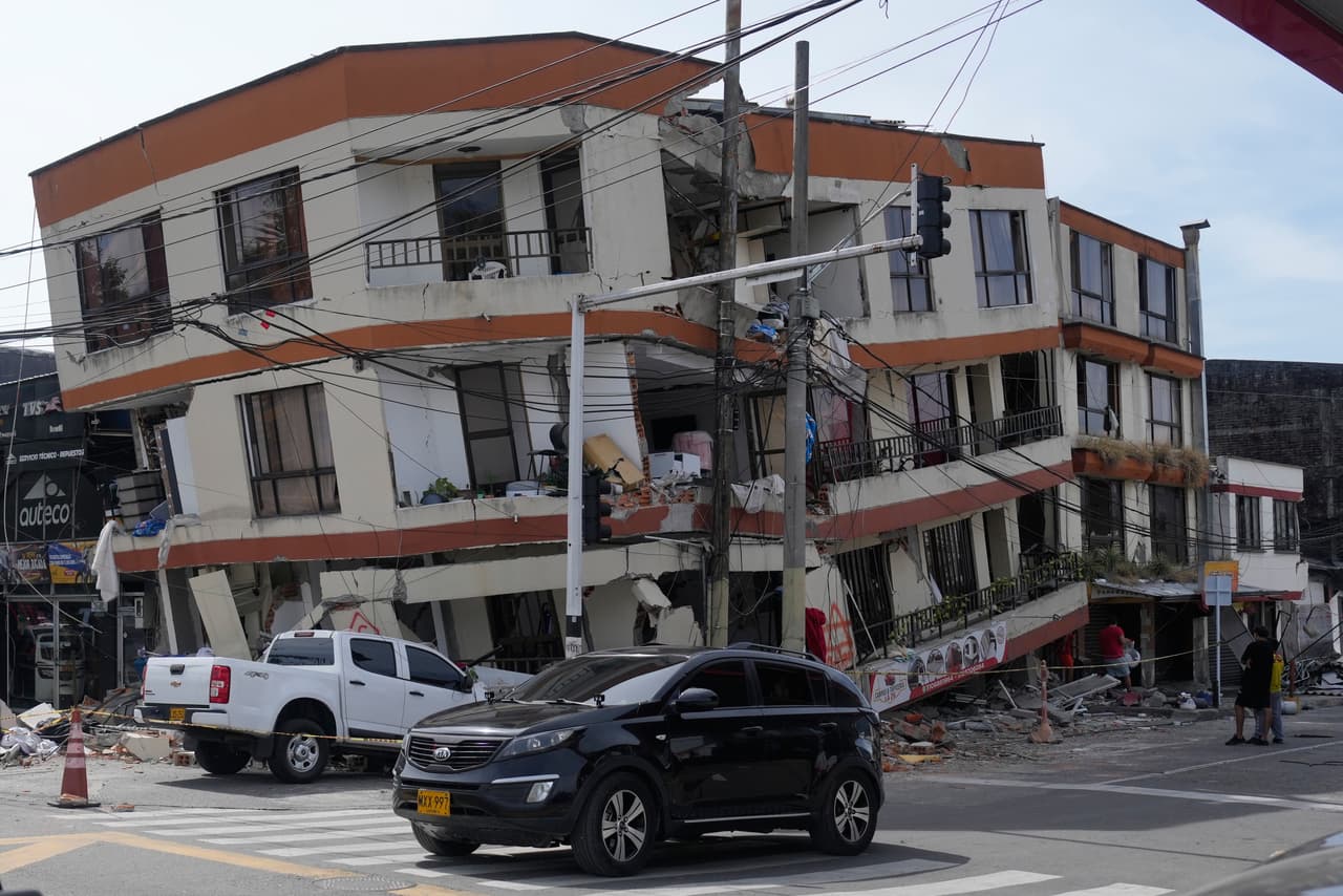 En Pereira preocupa el estado de un centenar de edificios en grave riesgo de derrumbe. (AP Photo/Fernando Vergara)