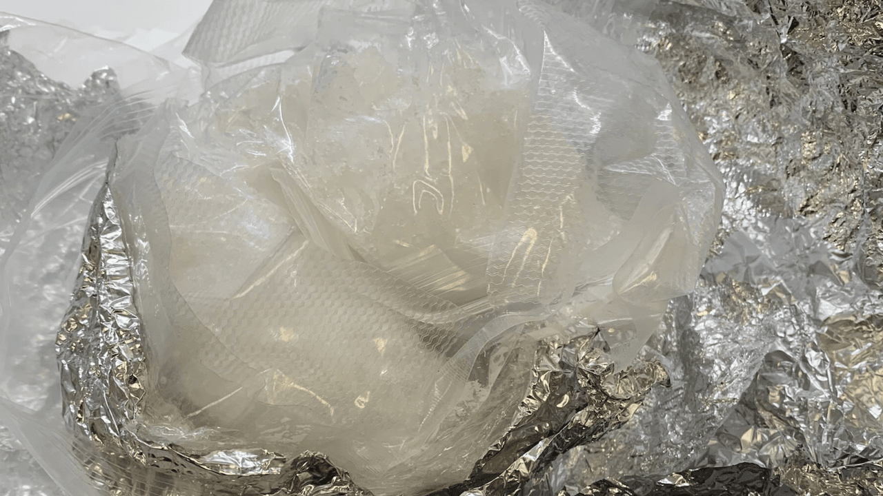 En más de 20 años, este ha sido el decomiso de metanfetaminas más grande en el condado de Travis, dice un comunicado de las autoridades. Cárdenas Flores recibió una acusación formal por un gran jurado, bajo el cargo de posesión con el intento de manufacturar, distribuir o dispensar una sustancia controlada.