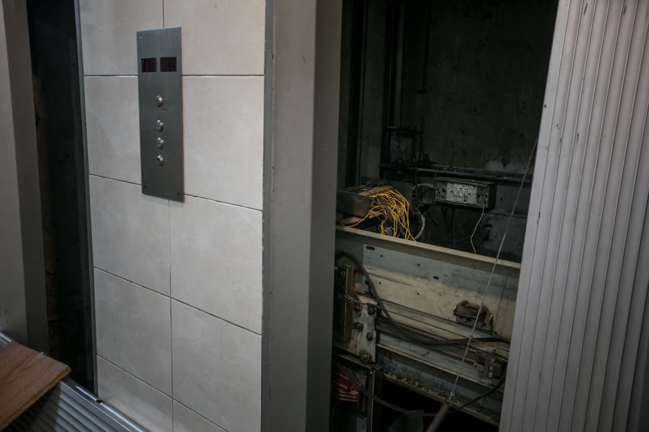 Vista de los daños en los ascensores de las residencias Los Verdes ubicadas en el oeste de Caracas (Venezuela) hoy, miércoles 14 de junio de 2017.
