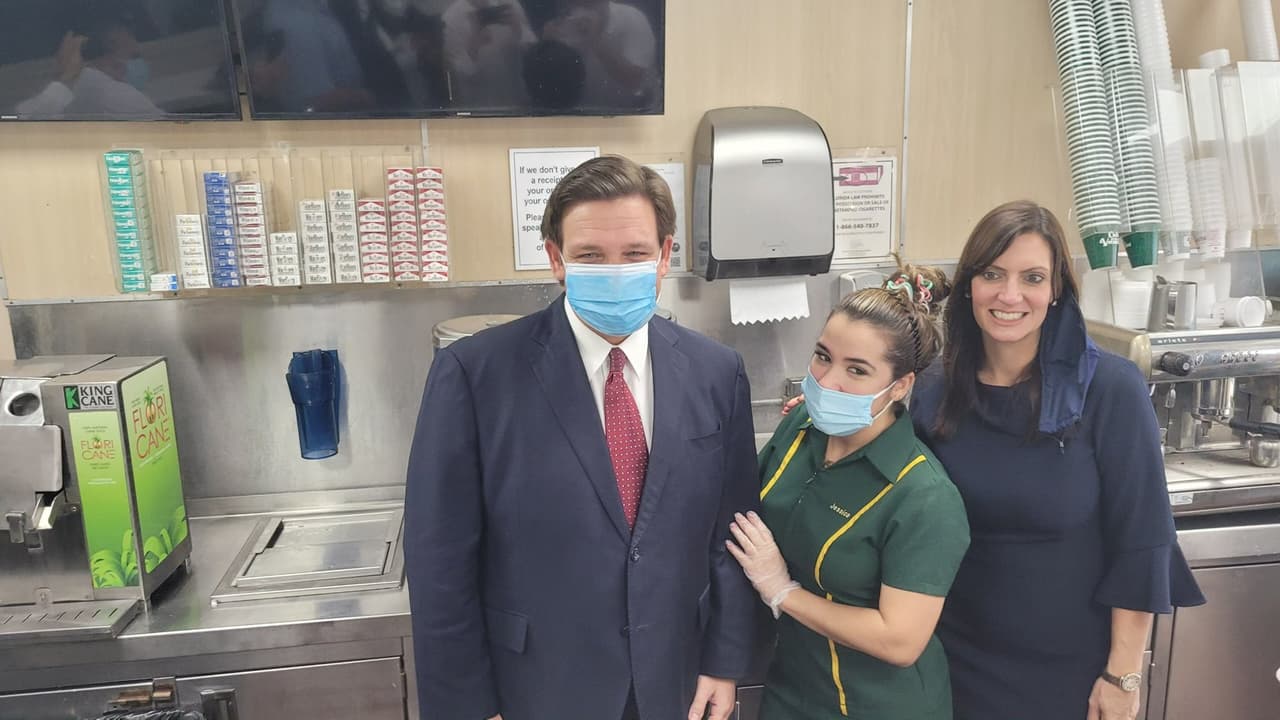DeSantis incluso posó junto algunos empleados en la cocina, en donde sí se puso su máscara, a diferencia dela vicegobernadora.