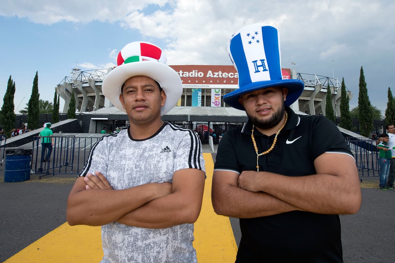 Aficionados de México y Honduras se dieron cita en el Estadio Azteca para apoyar a su selección. Gorros, penachos, sombreros y maquillaje fue sólo una parte del folclor.