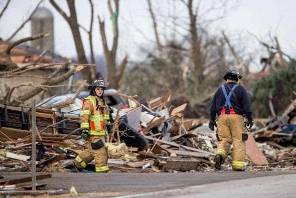 Dos personas perdieron la vida y sobre una veintena resultaron heridas luego del paso de fuertes tornados que tocaron tierra en los poblados de Rochelle y Fairdale a unas 80 millas al noroeste de Chicago la noche del jueves. Rescatistas continúan en la búsqueda de personas desaparecidas entre los escombros.
