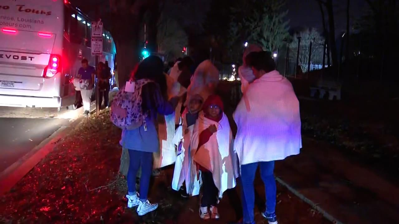 Trasladan varios buses con inmigrantes hasta las inmediaciones de la casa de Kamala Harris en medio del frío congelante